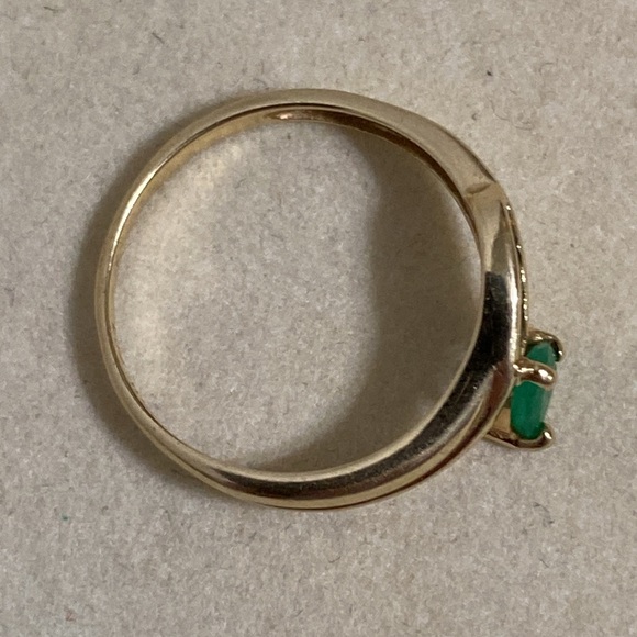 10K Gold Emerald Ring - Picture 5 of 8